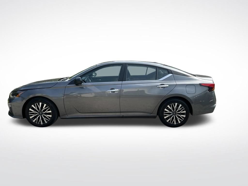 Used 2025 Nissan Altima 2.5 SV FWD image 2