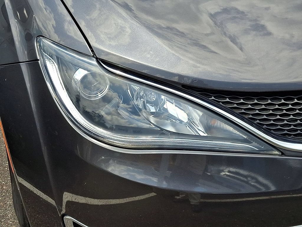 Used 2019 Chrysler Pacifica Touring-L FWD image 10