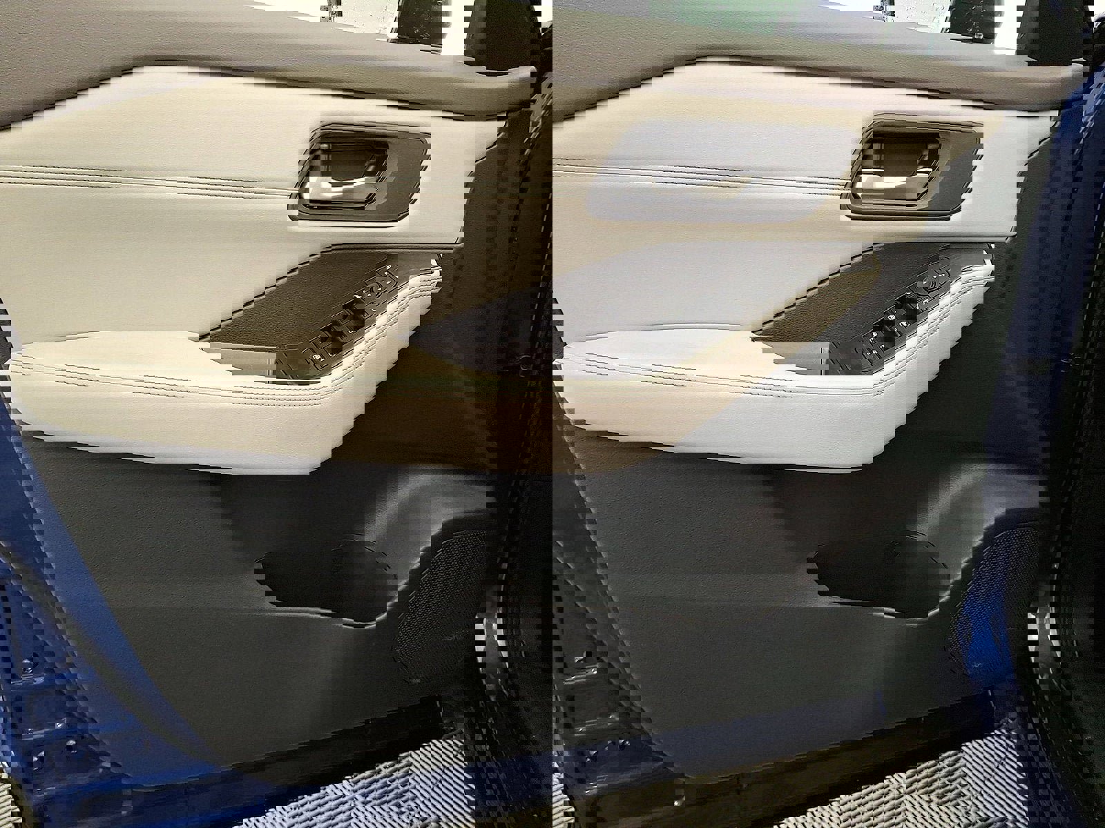 Used 2022 Nissan Rogue SV w/ SV Premium Package image 10