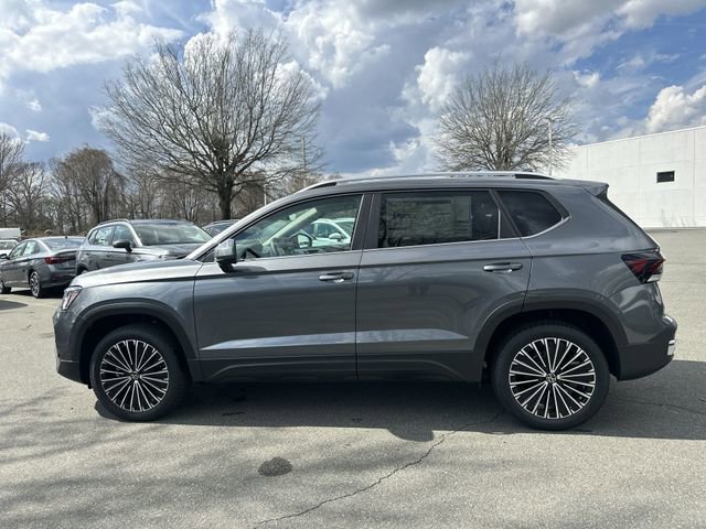 New 2026 Volkswagen Taos SE image 2