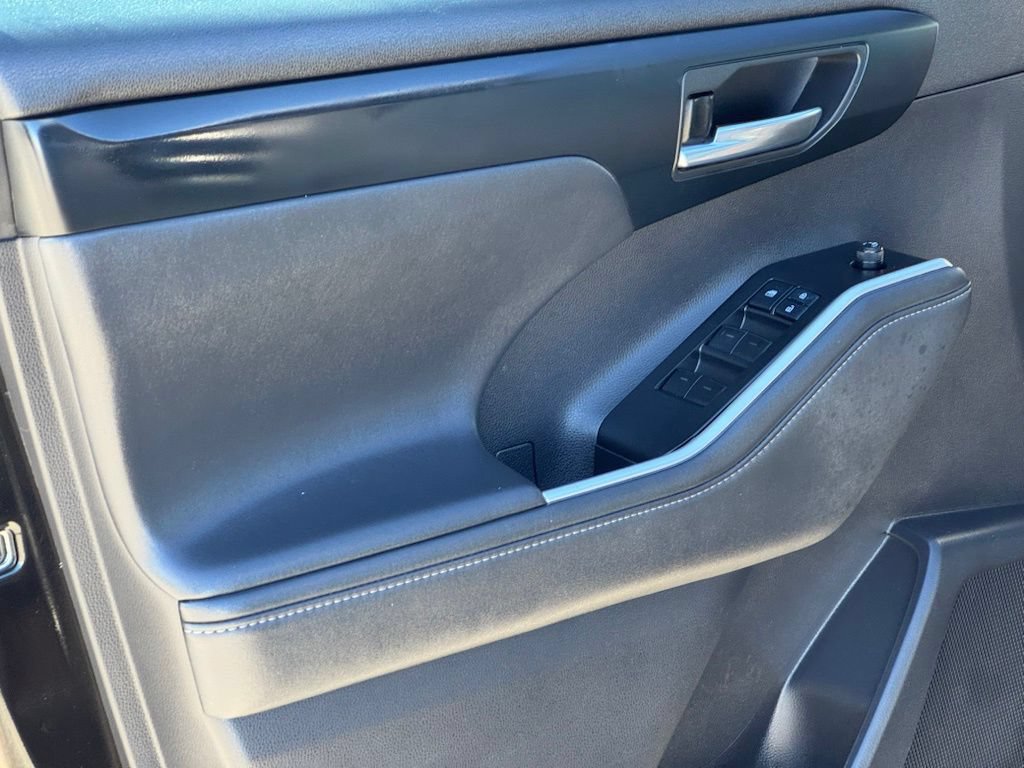 Used 2022 Toyota Highlander XLE FWD image 10