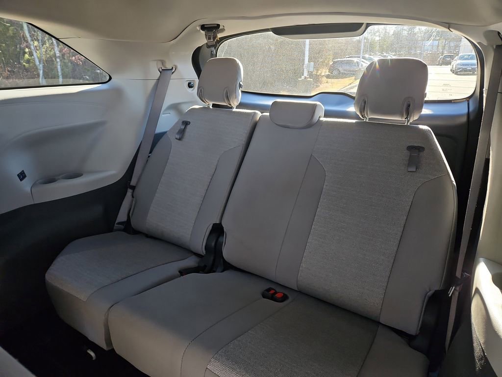 Used 2024 Toyota Sienna LE image 30