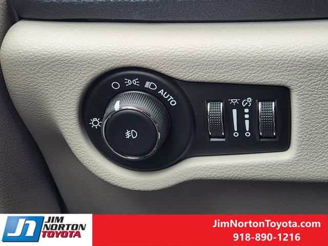 Used 2019 Chrysler Pacifica Limited w/ Tire & Wheel Group image 24