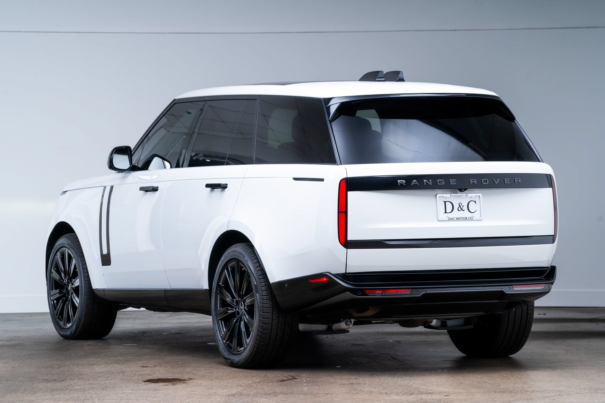 Used 2025 Land Rover Range Rover SE AWD/4WD image 4