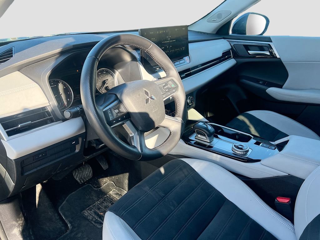 Used 2025 Mitsubishi Outlander SE image 9