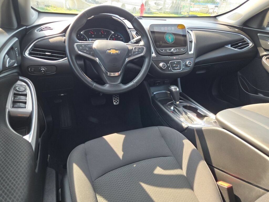 Used 2017 Chevrolet Malibu LT FWD image 16