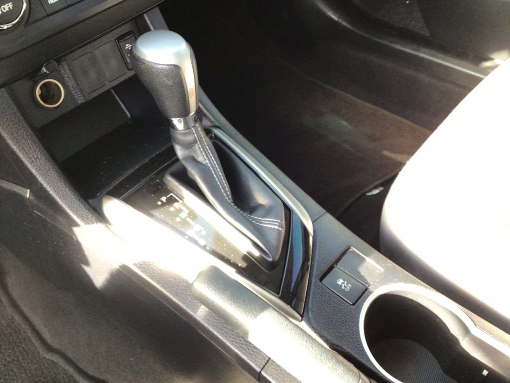 Used 2015 Toyota Corolla LE FWD image 27