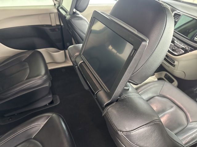 Used 2022 Chrysler Pacifica Touring-L w/ Uconnect Theater Family Group image 25