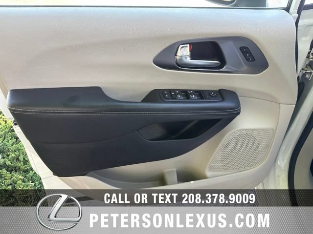 Used 2023 Chrysler Pacifica Touring-L FWD image 21