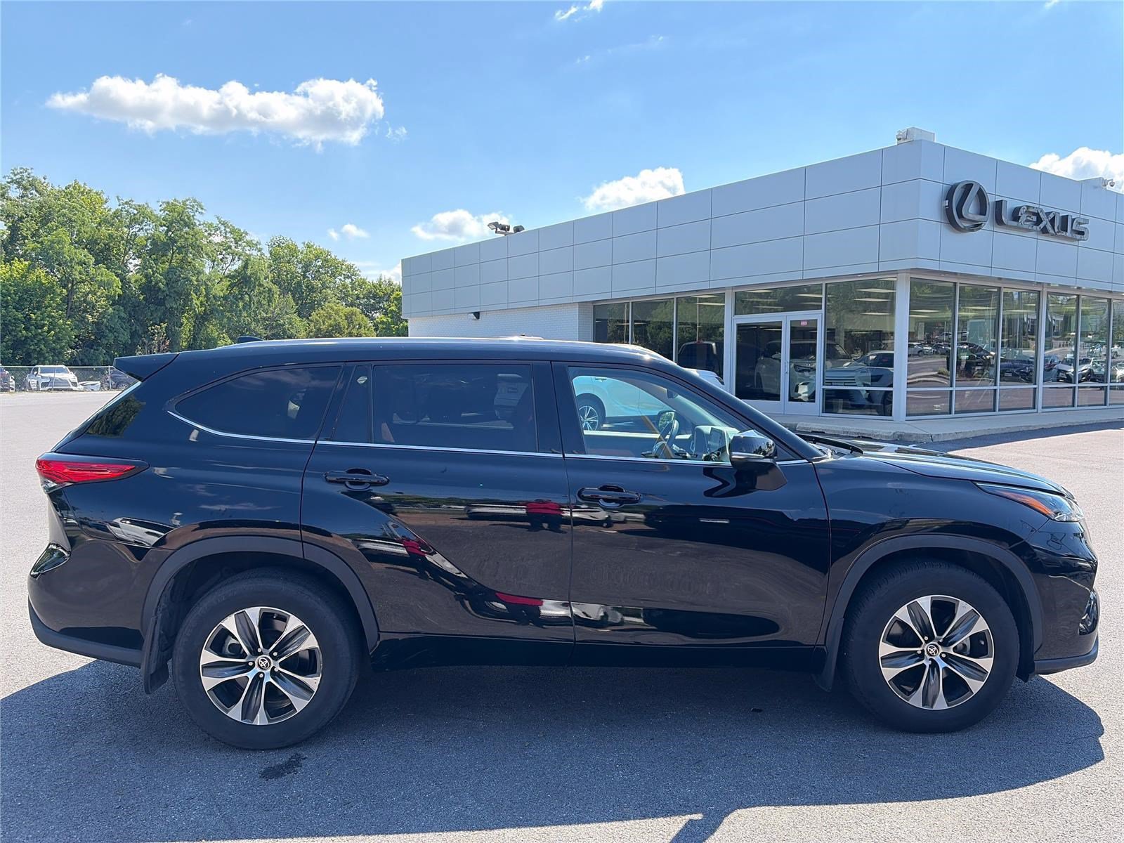 Used 2022 Toyota Highlander XLE AWD/4WD image 6