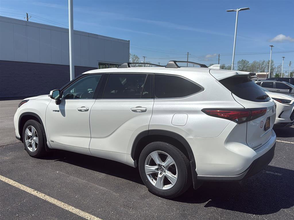 Used 2021 Toyota Highlander LE AWD/4WD image 3