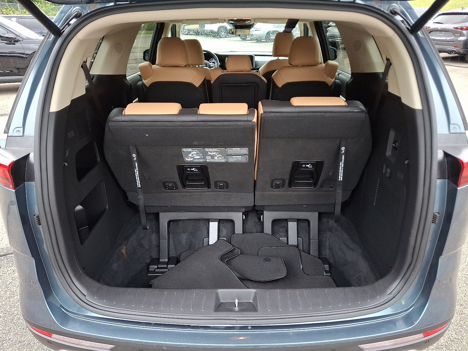 Used 2024 Kia Carnival EX FWD image 29