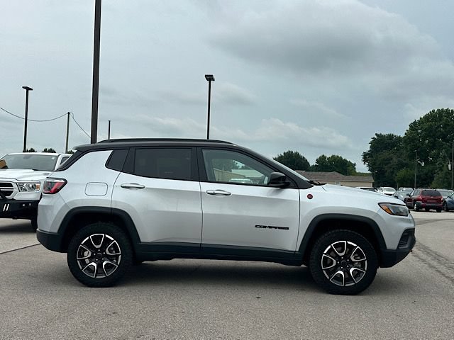 Used 2025 Jeep Compass Trailhawk AWD/4WD image 7