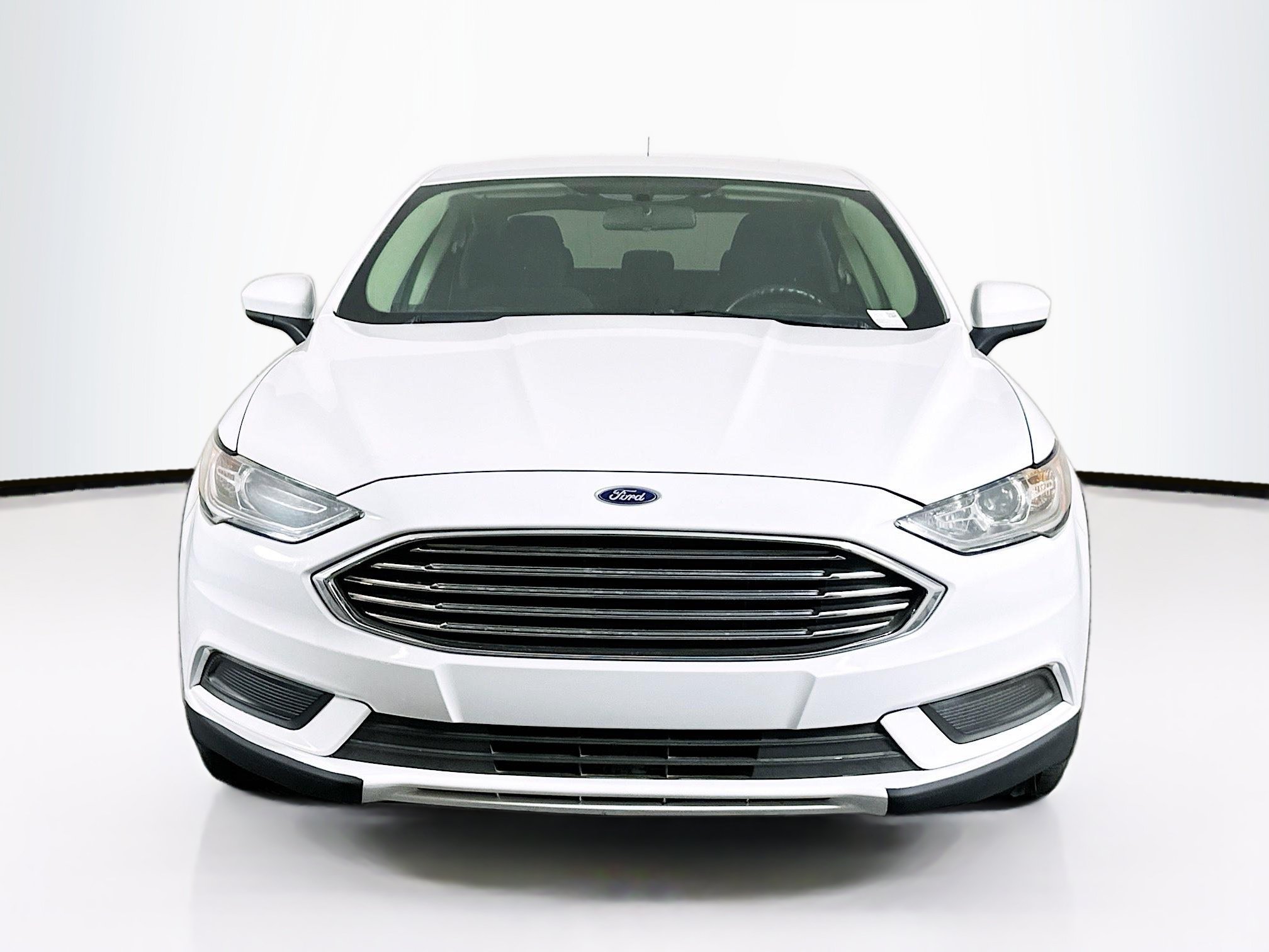 Used 2018 Ford Fusion SE w/ Fusion SE Technology Package FWD image 2