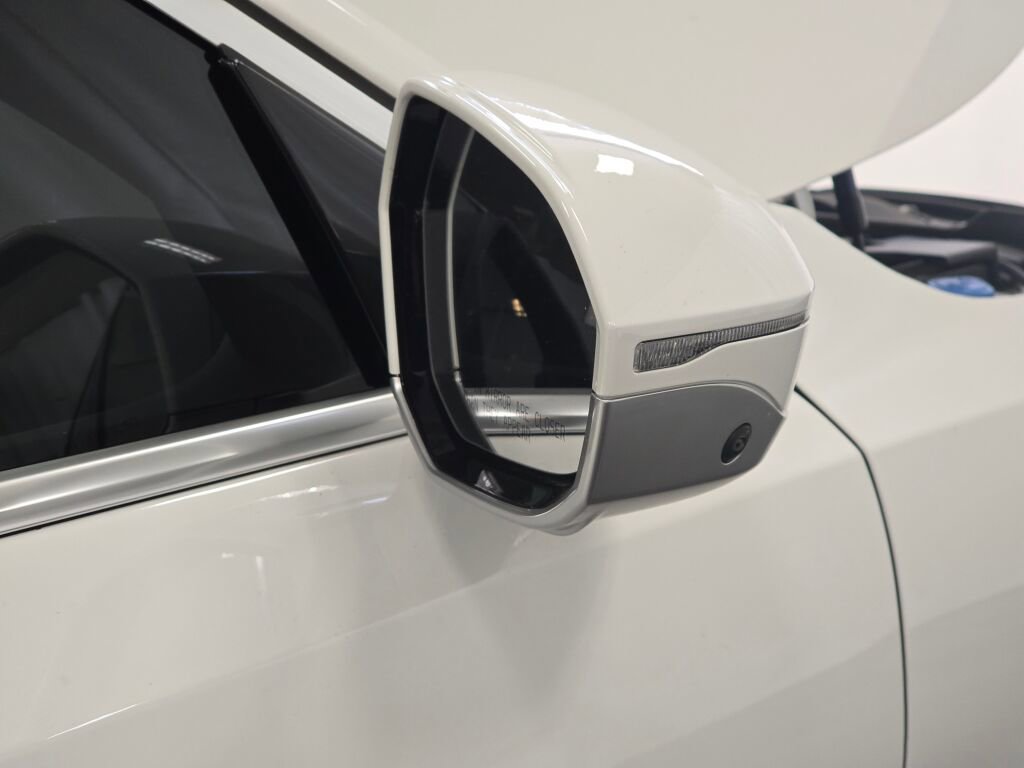 Used 2026 BMW 530i xDrive w/ Premium Package image 28