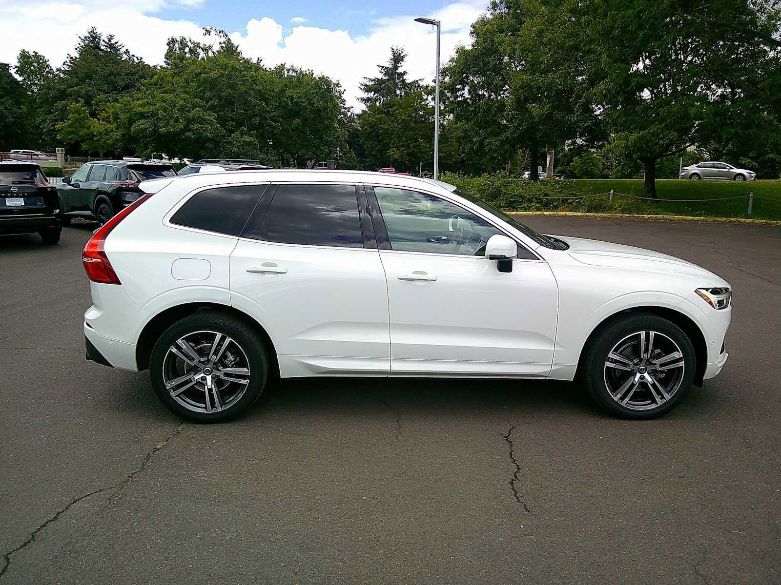 Used 2019 Volvo XC60 T5 Momentum w/ Premium Package AWD/4WD image 6
