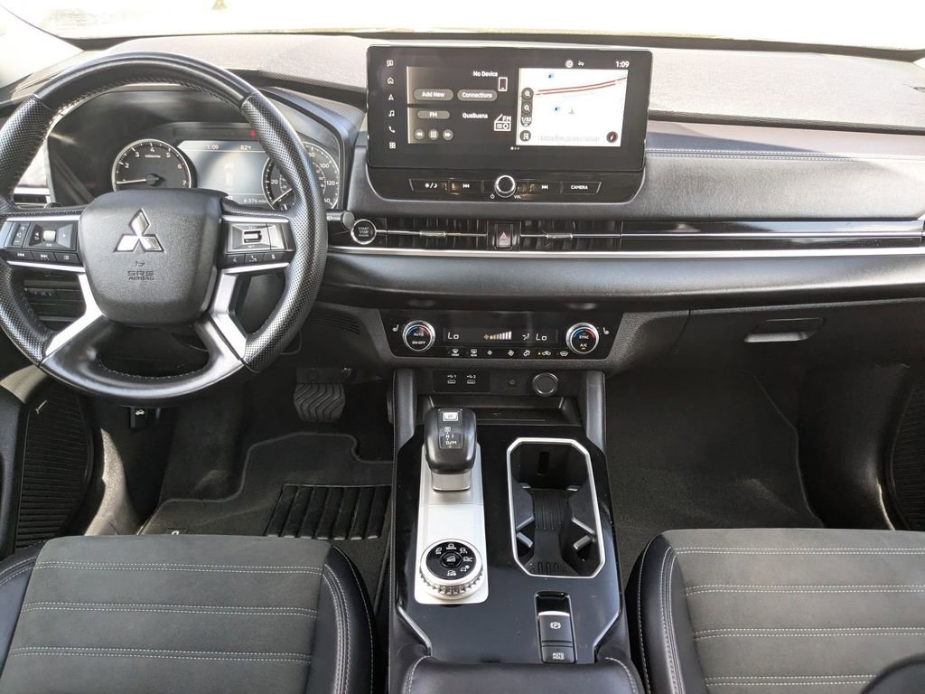 Used 2025 Mitsubishi Outlander SE image 23