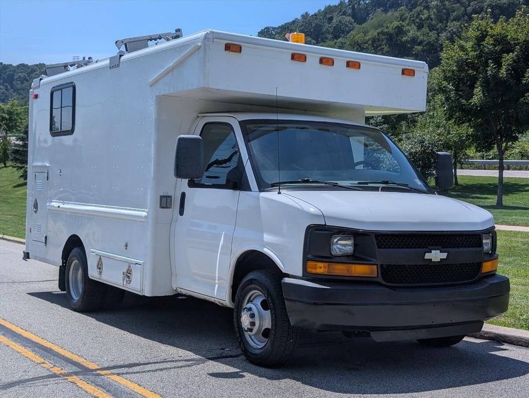 Used 2008 Chevrolet Express 3500 RWD image 2