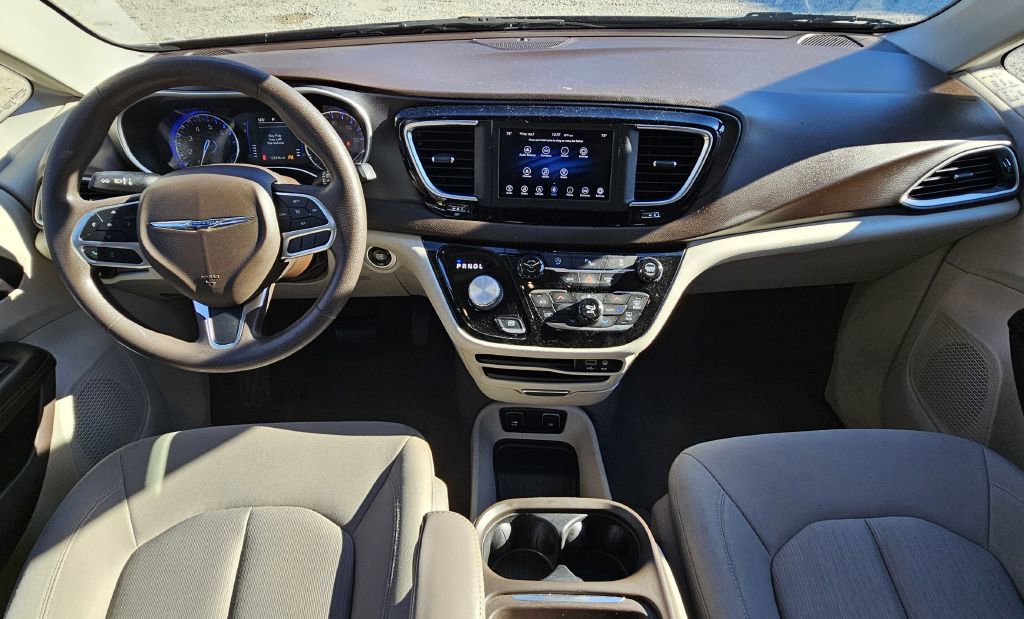 Used 2020 Chrysler Pacifica Touring image 9