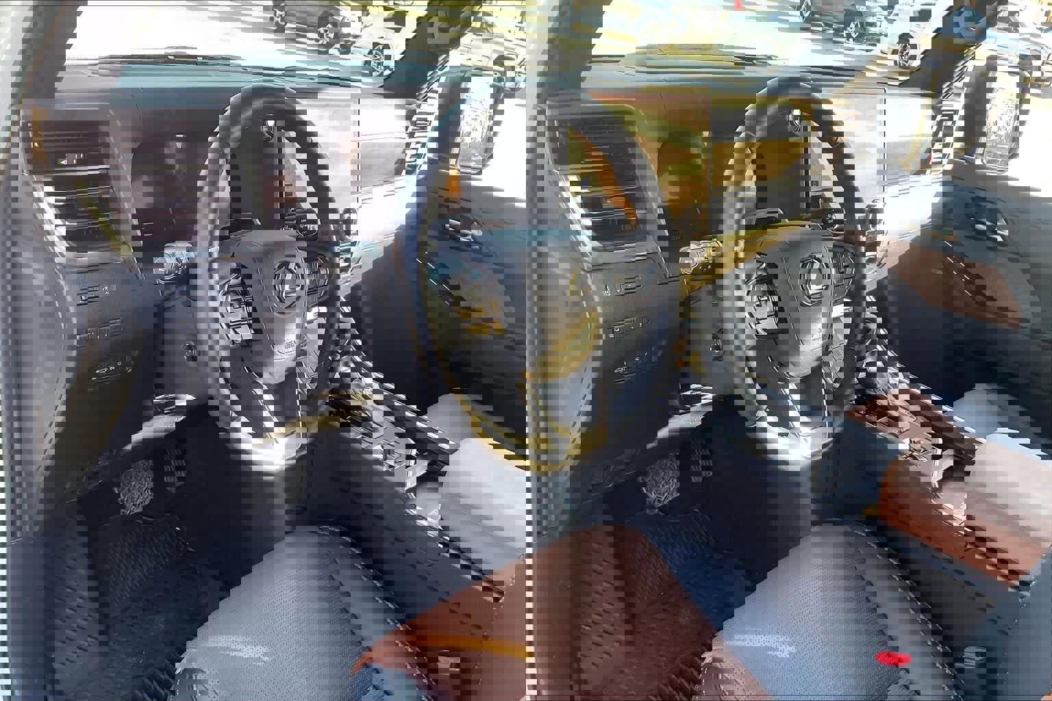 Used 2024 Lexus GX 550 w/ Accessory Package (2T) image 17