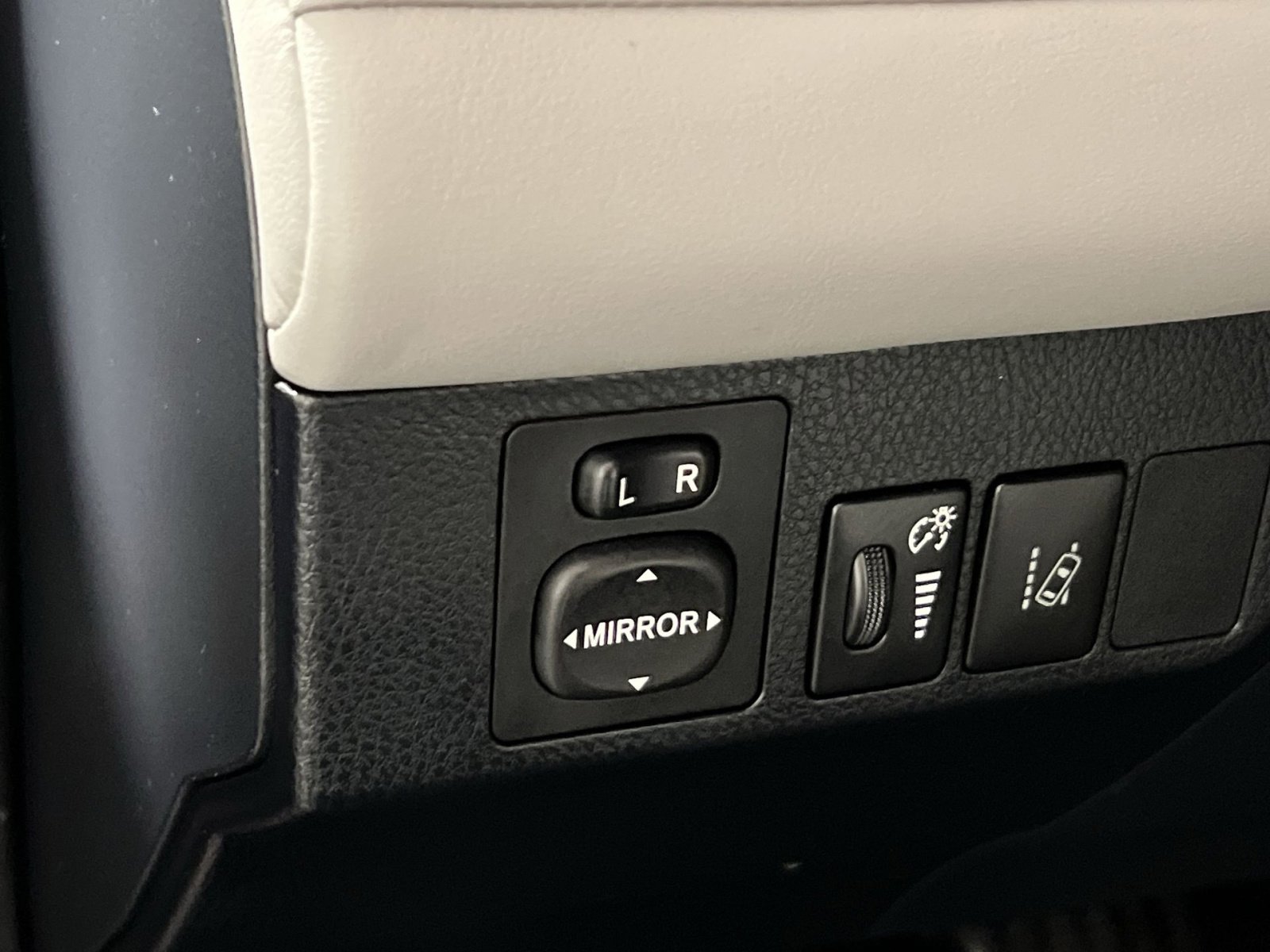 Used 2018 Toyota RAV4 Limited image 31