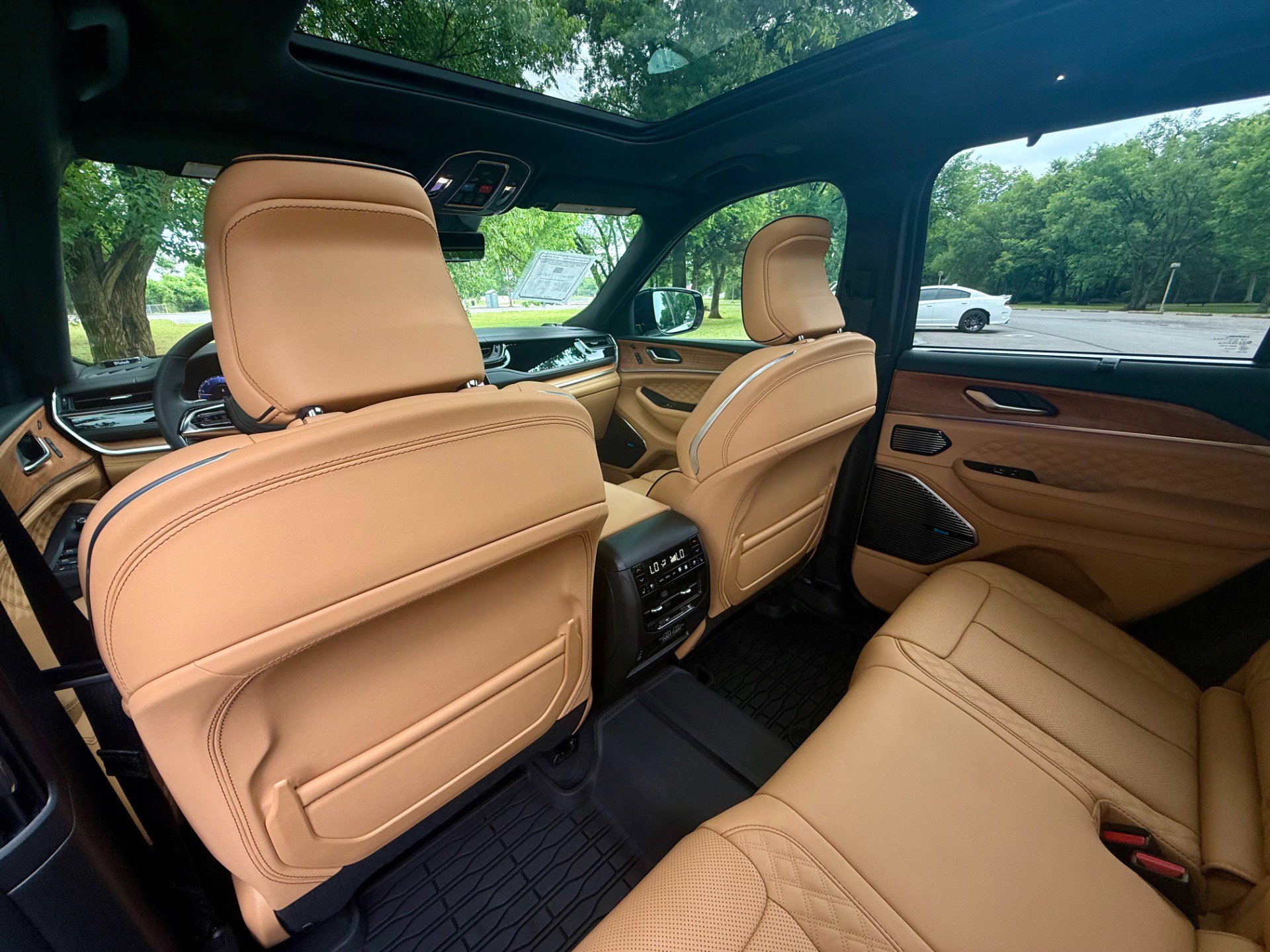 Used 2025 Jeep Grand Cherokee Summit AWD/4WD image 32
