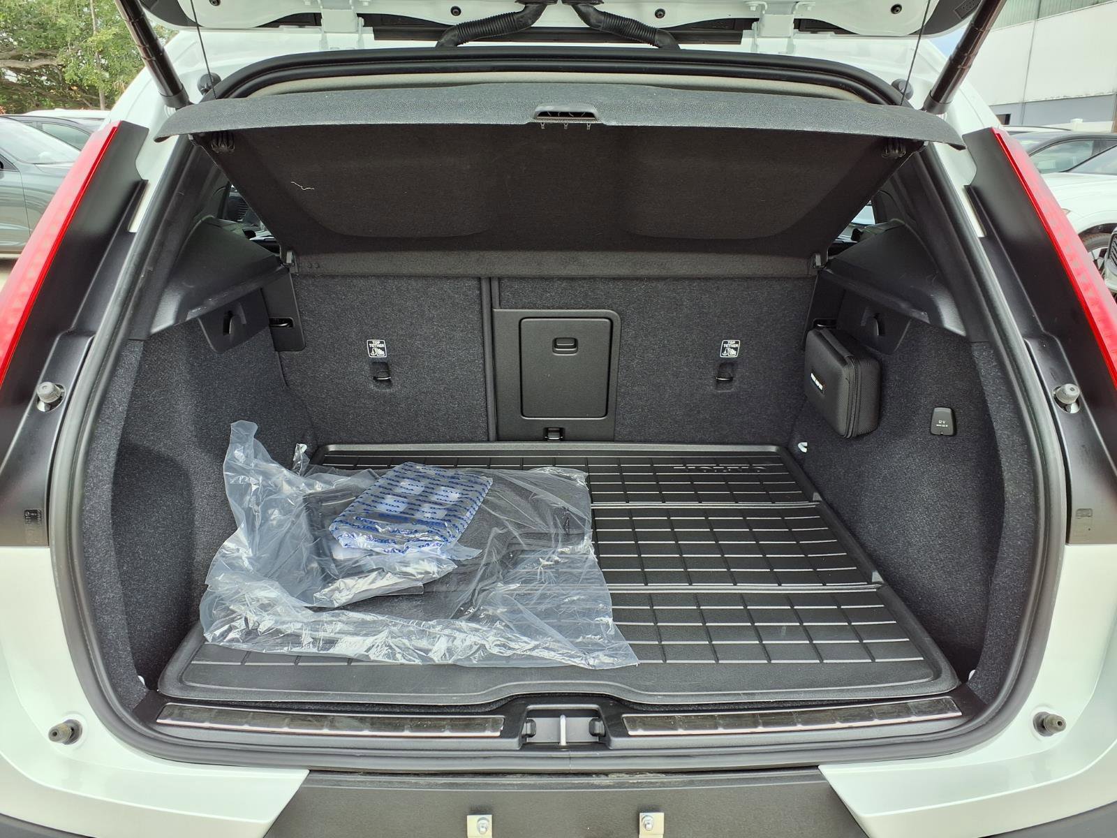 Certified 2023 Volvo XC40 B5 Plus w/ Protection Package Premier AWD/4WD image 18