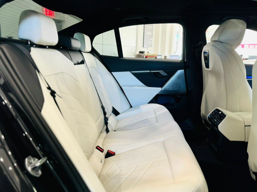Used 2024 BMW 540i xDrive w/ Premium Package image 23