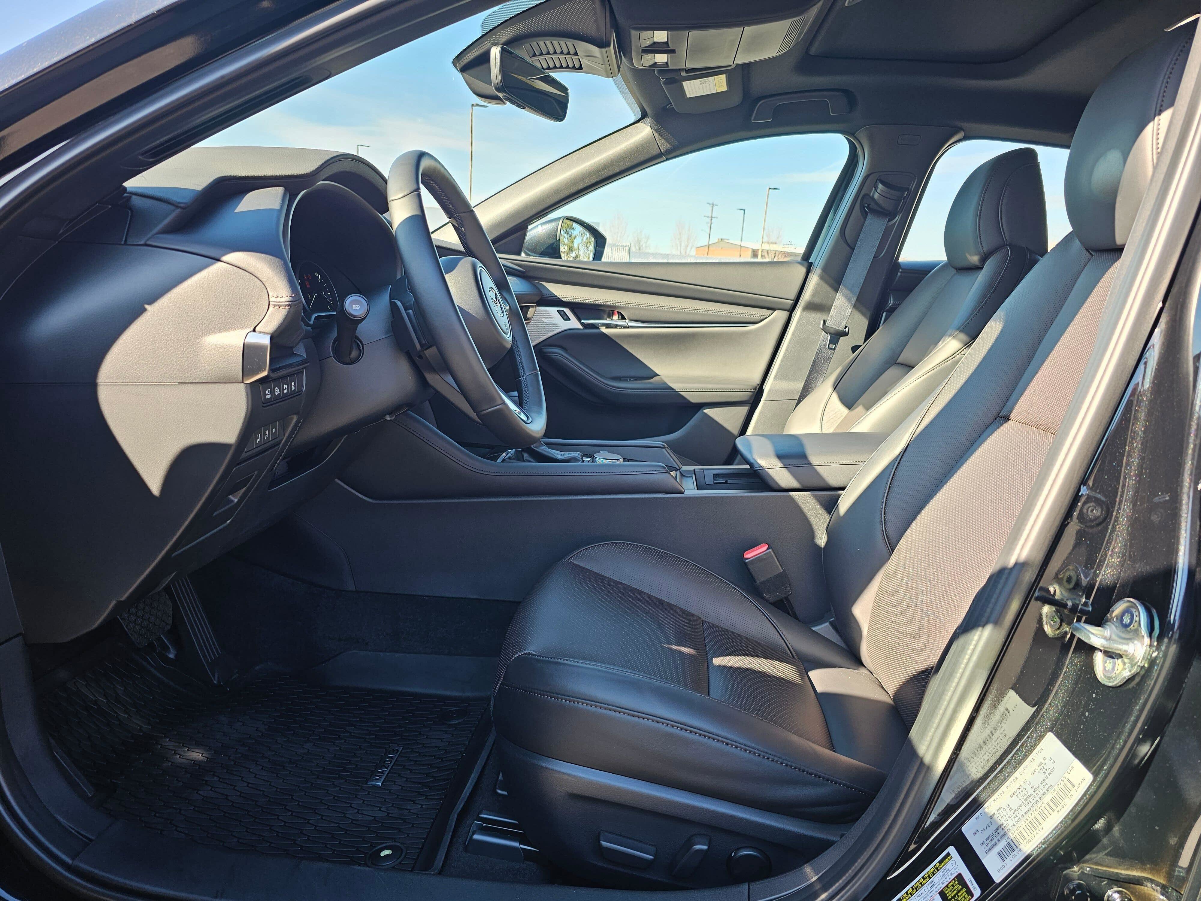 Used 2025 MAZDA MAZDA3 Hatchback w/Premium Plus Pkg image 11