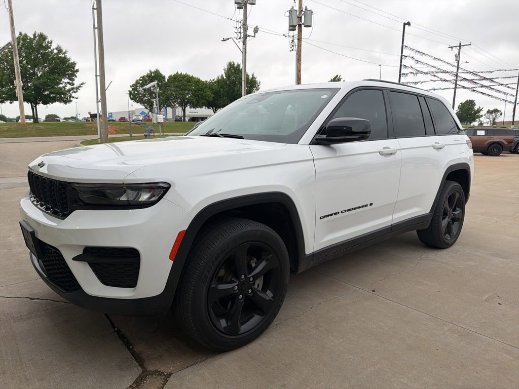Used 2023 Jeep Grand Cherokee Altitude RWD image 3