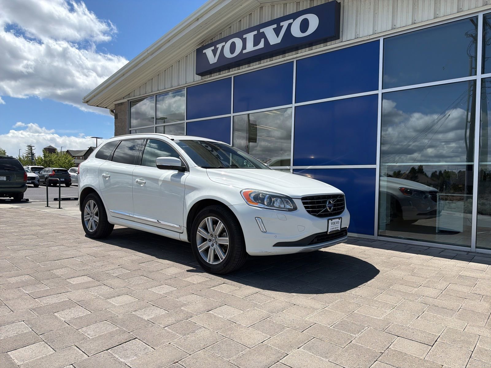 Used 2017 Volvo XC60 T5 Inscription w/ Preferred Option Package AWD/4WD image 1