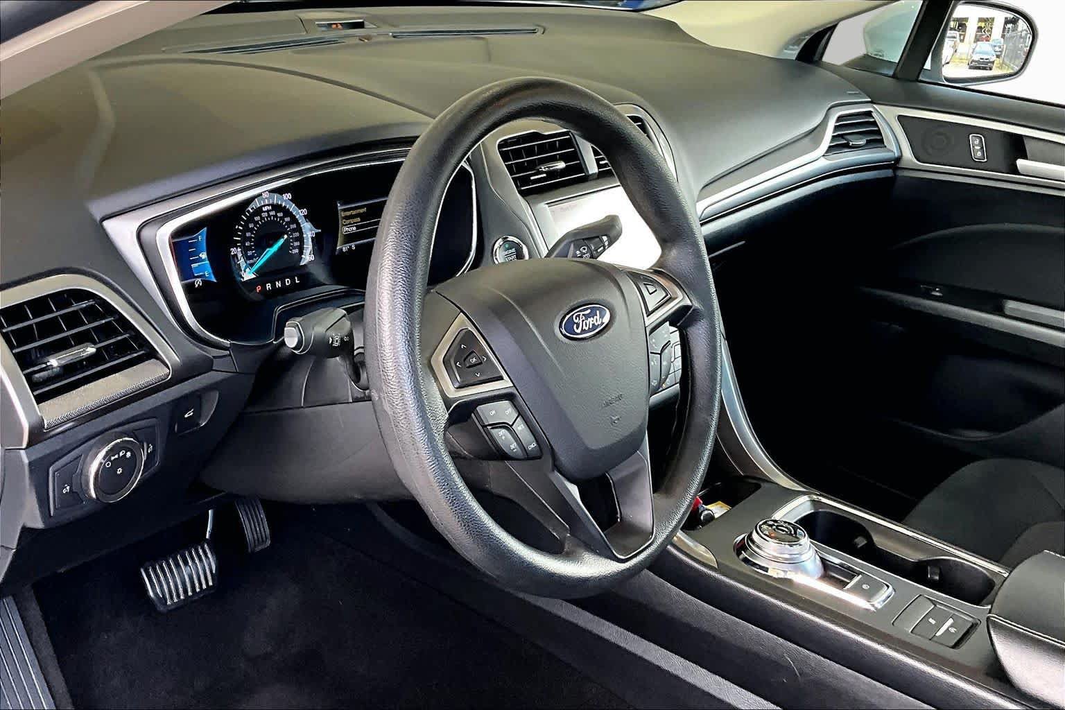 Used 2020 Ford Fusion SE FWD image 17