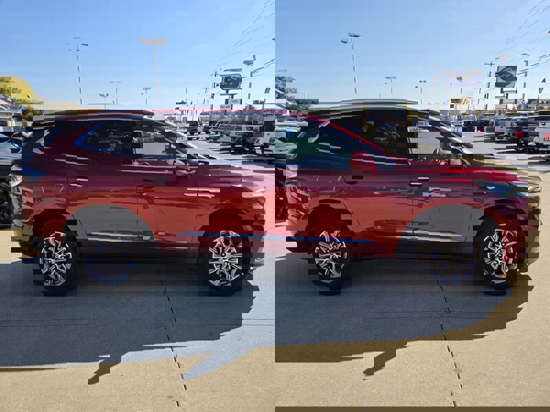 Used 2024 Buick Enclave Premium image 2