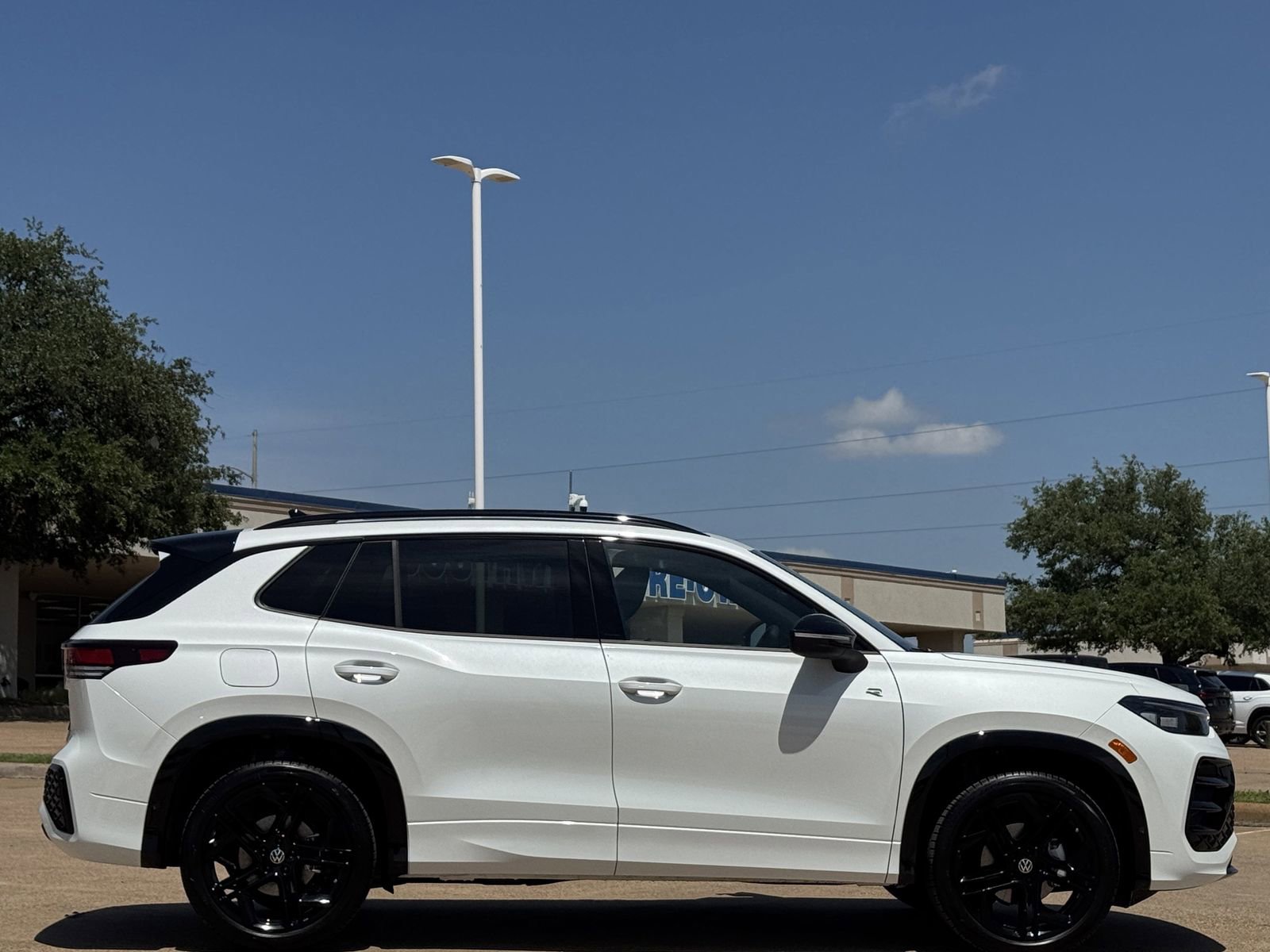 New 2026 Volkswagen Tiguan SE R-Line FWD image 4