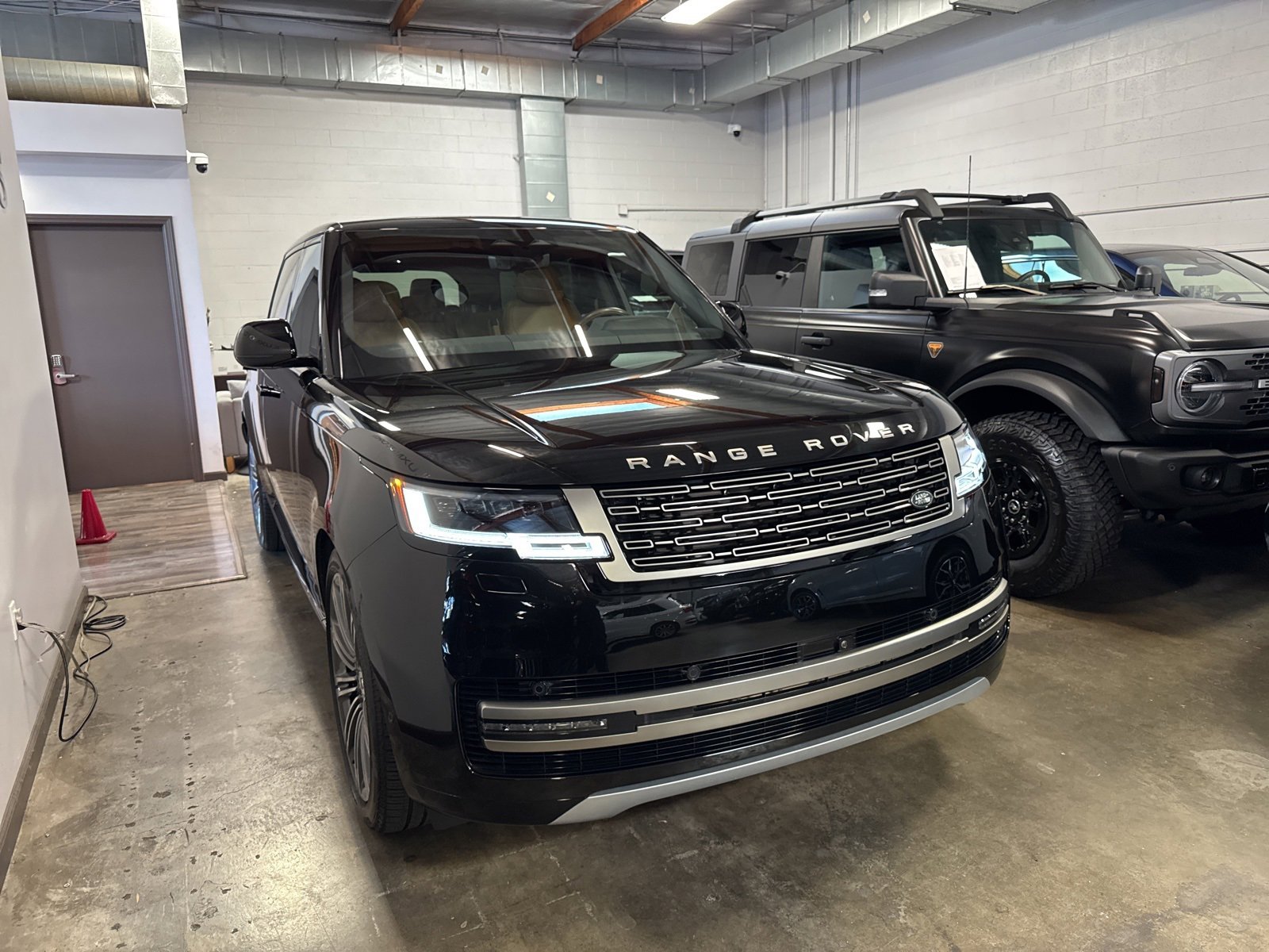 Used 2025 Land Rover Range Rover Long Wheelbase SE image 3