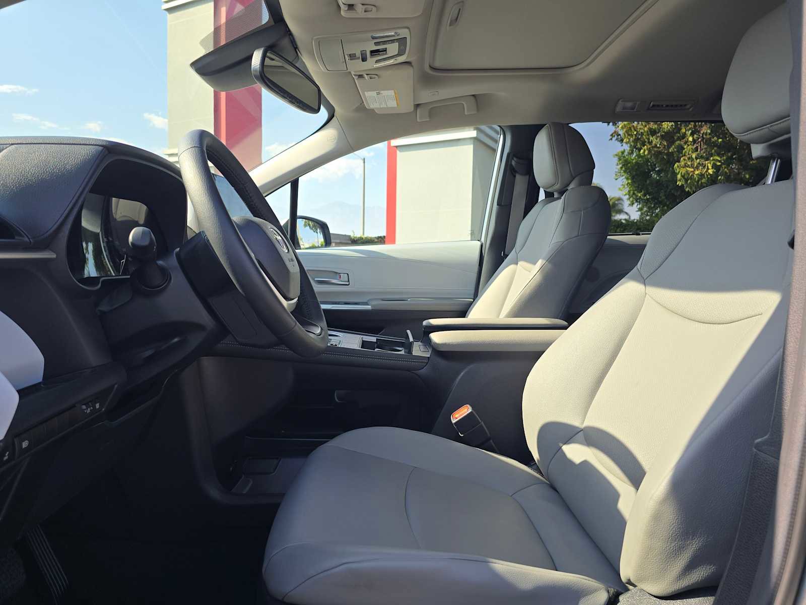 Certified 2025 Toyota Sienna XLE FWD image 24