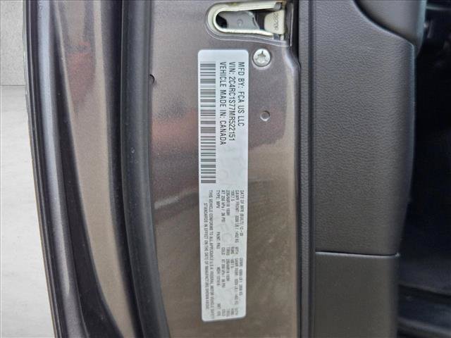 Used 2021 Chrysler Pacifica Limited w/ Uconnect Theater Family Group FWD image 29