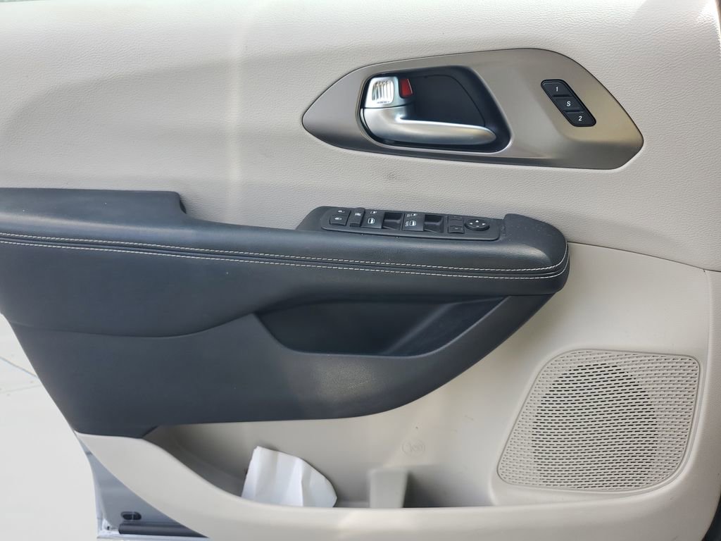 Used 2021 Chrysler Pacifica Touring-L FWD image 19