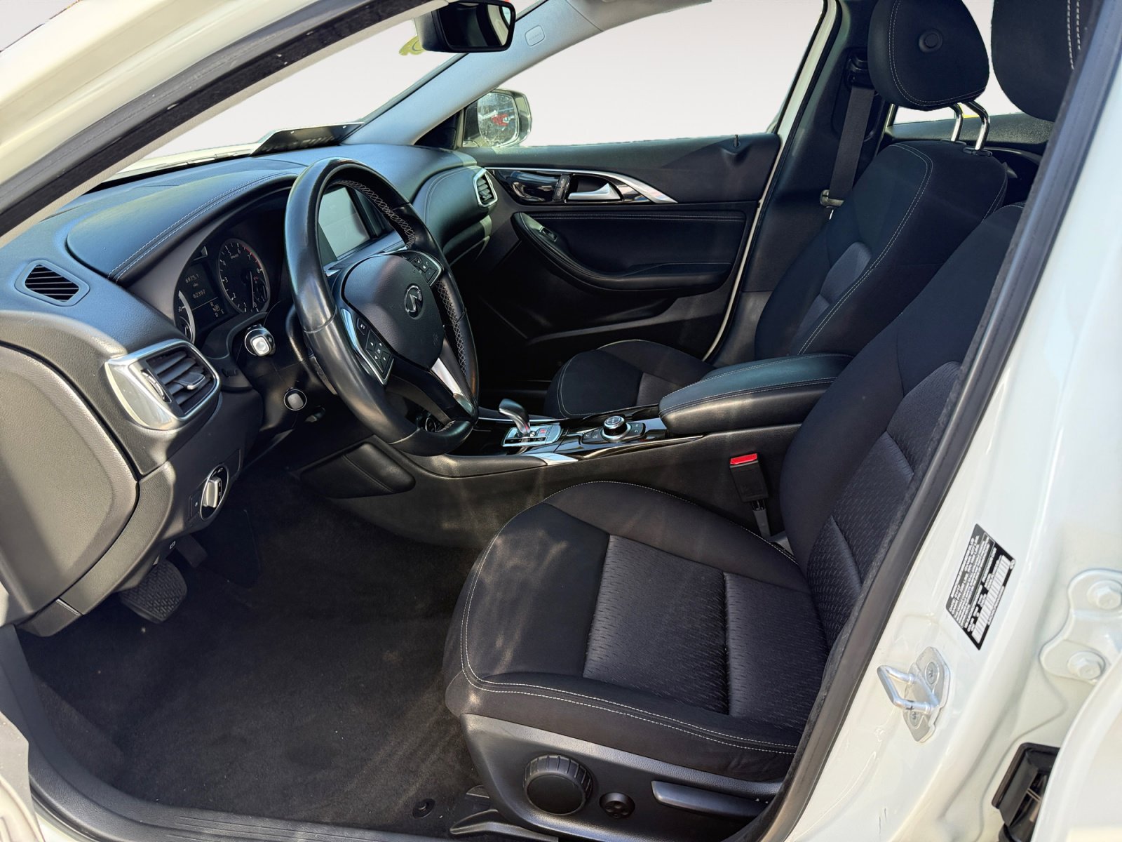 Used 2017 INFINITI QX30 image 10