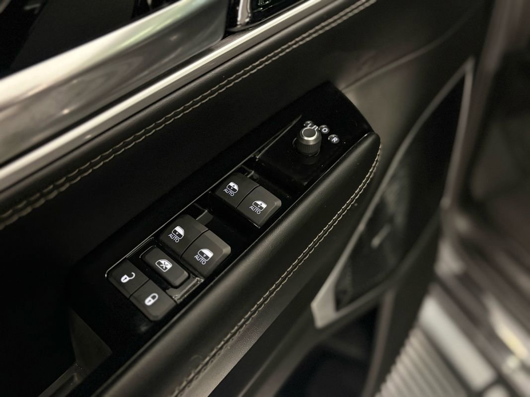 Used 2022 Jeep Wagoneer Series III w/ Premium Group I AWD/4WD image 27