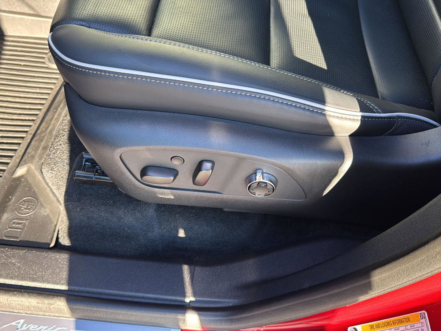 Used 2025 Buick Enclave Avenir image 26