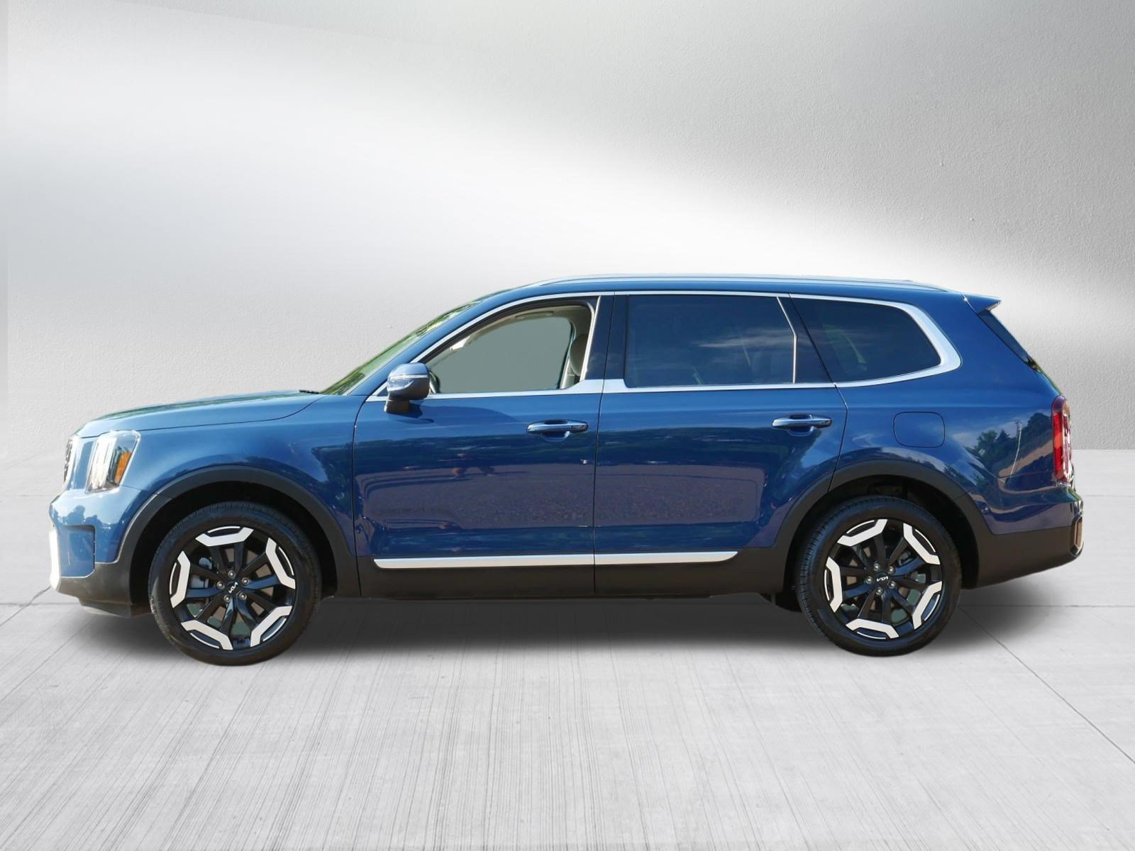 Certified 2024 Kia Telluride S w/ S Sunroof Package AWD/4WD image 4