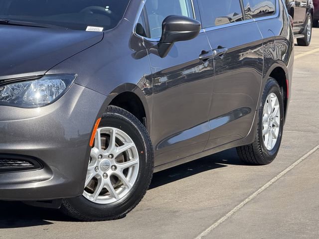 Used 2023 Chrysler Voyager LX FWD image 3