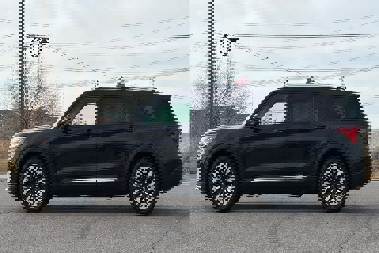 Certified 2025 Ford Explorer Platinum w/ LUX Leather Package image 5