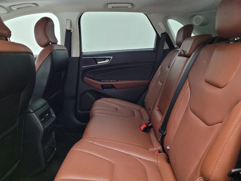 Used 2018 Ford Edge Titanium w/ Equipment Group 301A AWD/4WD image 18