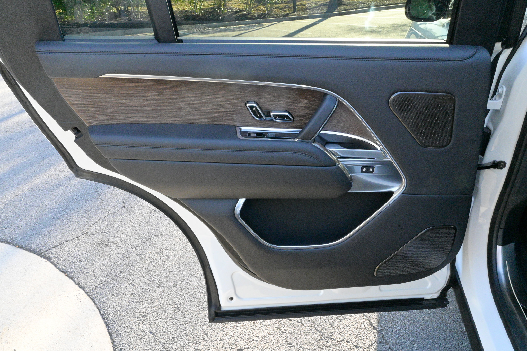 Used 2025 Land Rover Range Rover Long Wheelbase Autobiography image 38