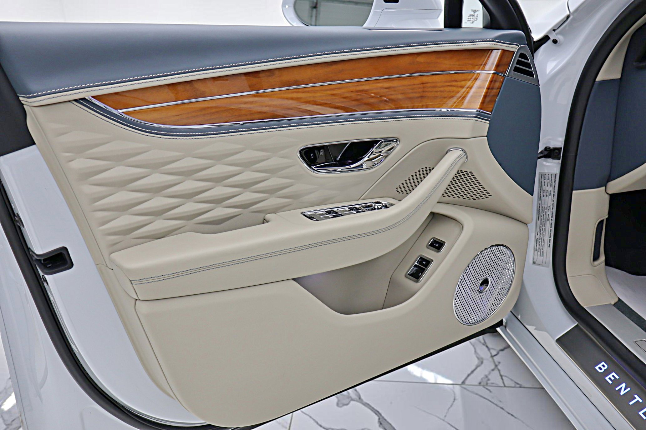 Used 2023 Bentley Flying Spur Azure image 45