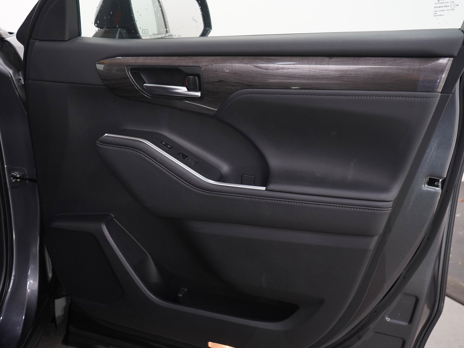 Used 2024 Toyota Highlander Limited AWD/4WD image 14