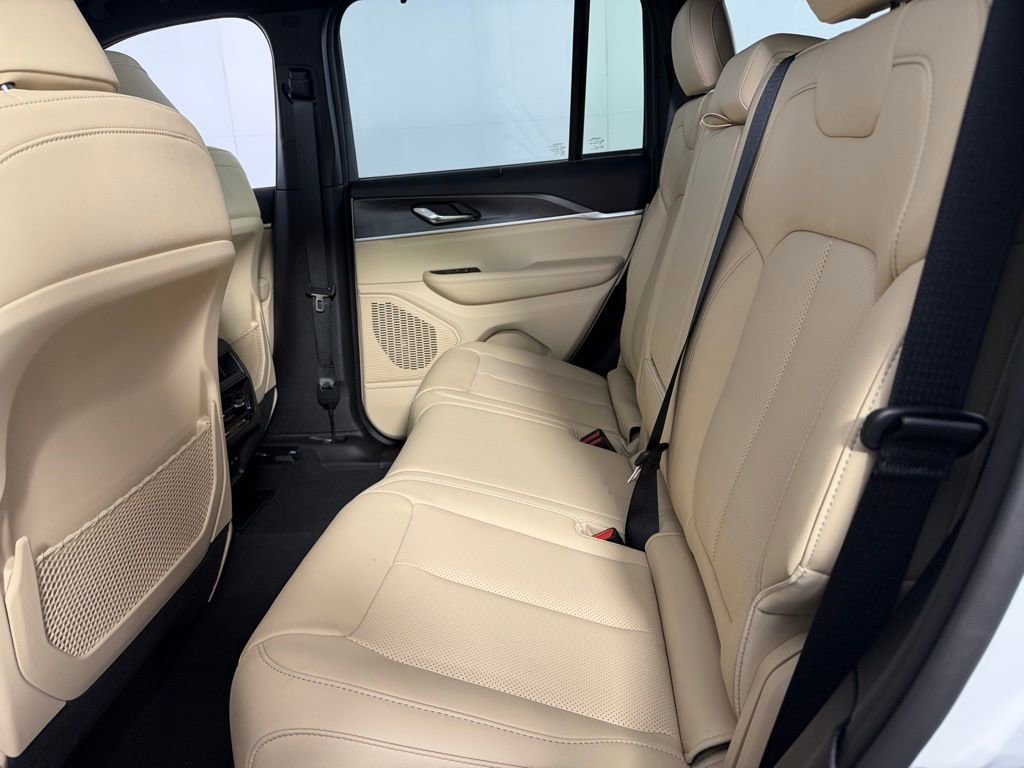 Used 2025 Jeep Grand Cherokee Limited w/ Luxury Tech Group II image 26