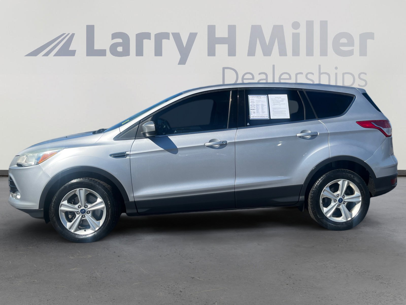 Used 2015 Ford Escape SE image 2